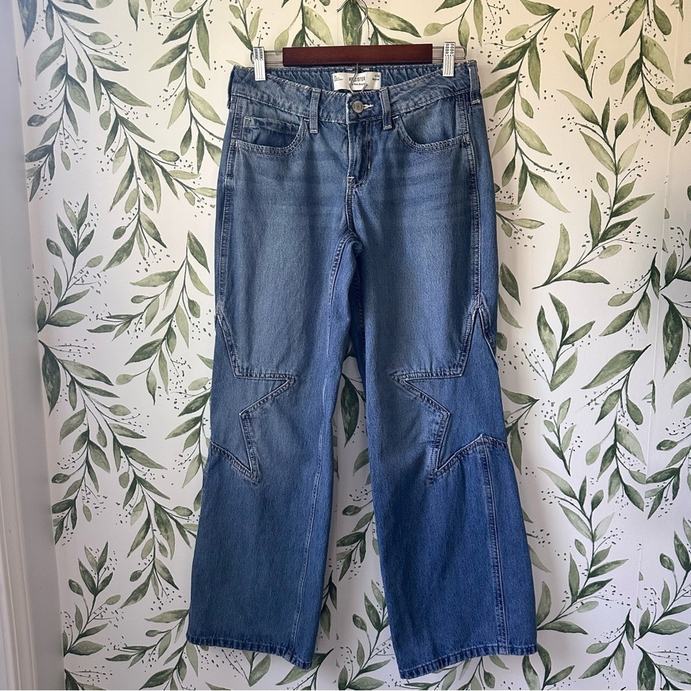 Hollister Low Rise Baggy Jeans with Star Panels. Medium wash. Size 26